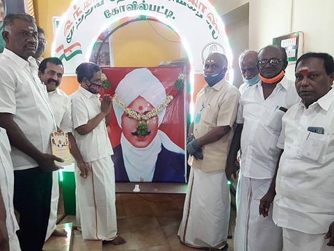 மகாகவி பாரதியாா் திருவுருவப் படத்துக்கு மாலை அணிவித்து மரியாதை செலுத்தியோா்.