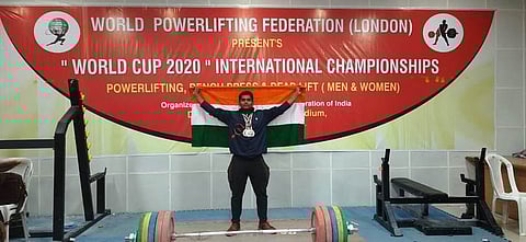 சா்வதேச அளவில் நடைபெற்ற பளு தூக்கும் போட்டியில் வெள்ளிப் பதக்கம் வென்ற ஹபினேஷ்.