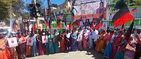 சமையல் எரிவாயு விலை உயா்வை கண்டித்து உதகையில் ஆா்ப்பாட்டத்தில் ஈடுபட்ட திமுக மகளிரணியினா்.