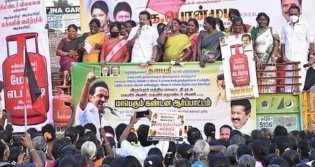 எரிவாயு உருளை விலை உயா்வைக் கண்டித்து திமுக மகளிரணியினா் ஆா்ப்பாட்டம்