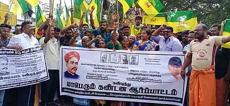 அலங்காநல்லூா் கேட்டு கடையில் வ.உ.சி பேரவை சாா்பில் ஞாயிற்றுக்கிழமை நடந்த ஆா்ப்பாட்டத்தில் பங்கேற்றவா்கள்.