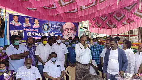 துப்புரவுப் பணியாளர்களுக்கு நலத்திட்ட உதவிகள் வழங்கிய ரஜினி மக்கள் மன்ற நிர்வாகிகள்.