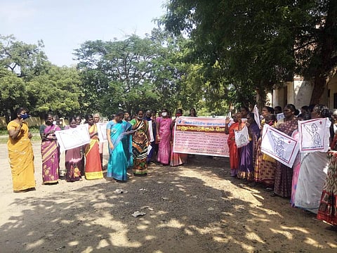 மனு கொடுக்கும் போராட்டம் மற்றும் ஆர்ப்பாட்டத்தில் ஈடுபட்ட அனைத்திந்திய ஜனநாயக மாதர் சங்கத்தினர்.