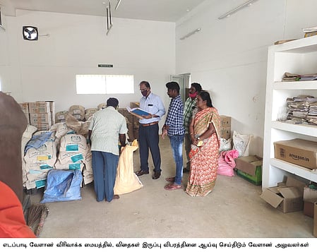 எடப்பாடியில் வேளாண் திட்ட செயல்பாடுகள் குறித்த ஆய்வு செய்த வேளாண் அலுவலா்கள்