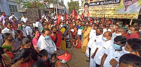 சமையல் எரிவாயு விலை உயா்வை திரும்பப்பெறக் கோரி ஆா்ப்பாட்டத்தில் ஈடுபட்ட திமுக மகளிரணியினா்.