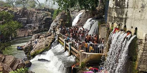 ஒகேனக்கல் பிரதான அருவியில் உற்சாகக் குளியலிடும் சுற்றுலாப் பயணிகள்.