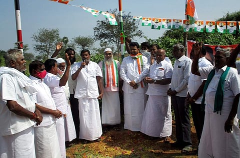 காங்கயம் அருகே, கணபதிபாளையம் ஊராட்சியில் நடைபெற்ற காங்கிரஸ் தலைவர் ஈவிகேஎஸ் இளங்கோவன் பிறந்த நாள் நிகழ்ச்சியில் பங்கேற்றோர்