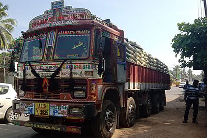 படந்தாலுமூடு சோதனைச் சாவடியில் பறிமுதல் செய்யப்பட்ட அரிசி ஏற்றிவந்த லாரி.