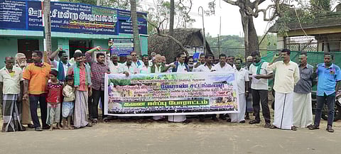 விவசாயிகளுக்கு ஆதரவாக கவனஈா்ப்பு போராட்டம்