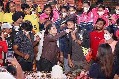 தெலுங்குப் படப்பிடிப்பில் பிறந்த நாளைக் கொண்டாடிய நடிகை தமன்னா! (படங்கள்)