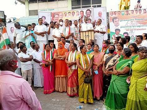 பேரணி தொடங்குவதற்கு முன்பாக பொதுமக்கள் மத்தியில் பேசுகிறாா் குளச்சல் தொகுதி எம்.எல்.ஏ. ஜெ.ஜி.பிரின்ஸ்.