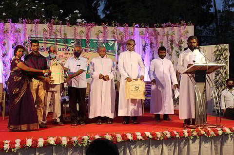 விழாவில் நிலையத்தில் புதுமண தம்பதிகளுக்கு பரிசுகள் வழங்குகிறாா் குழித்துறை மறை மாவட்ட பொருளாளா் அகஸ்டின்.