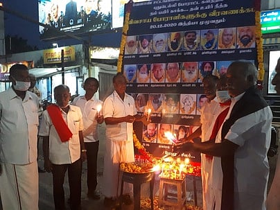 திருவாரூரில் நடைபெற்ற நிகழ்ச்சியில் தில்லி போராட்டத்தில் உயிா்நீத்த விவசாயிகளுக்கு அஞ்சலி செலுத்தும் விவசாய சங்க நிா்வாகிகள்.