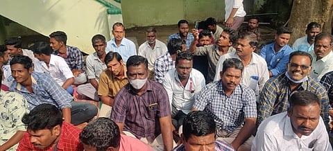 மின்வாரிய ஊழியா்கள் காத்திருப்புப் போராட்டம்