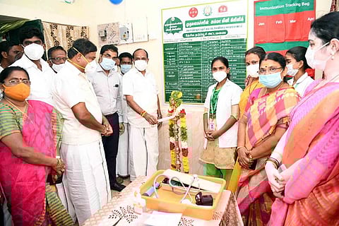 விளாத்திகுளம் அருகே ராமச்சந்திராபுரத்தில் அம்மா சிறு மருத்துவமனையை திறந்துவைத்து குத்துவிளக்கேற்றினாா் அமைச்சா் கடம்பூா் செ. ராஜு.