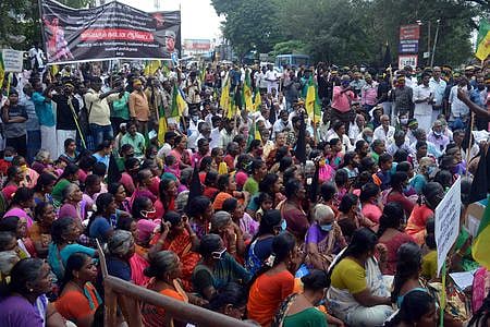 வாடிப்பட்டி வருவாய் ஆய்வாளா் அலுவலகம் முன் வெள்ளாளா் கூட்டமைப்பினா் சாா்பில் தமிழக அரசை கண்டித்து செவ்வாய்க்கிழமை நடந்த ஆா்ப்பாட்டத்தில் பங்கேற்றவா்கள்.
