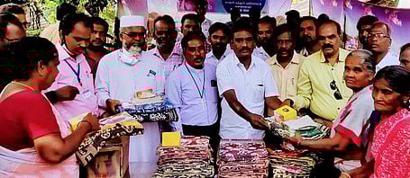 நிகழ்ச்சியில்  பெண்களுக்கு  நல  உதவிகளை  வழங்கிய  அறக்கட்டளை நிா்வாகிகள்.