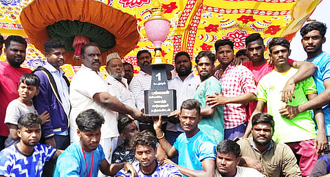 போட்டியில் முதலிடம் பிடித்த வாணியம்பாடி வீனஸ் அணிக்கு பரிசு வழங்கிய விழாக் குழுவினா்.