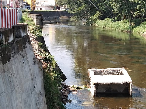 வராக நதியில் சிமென்ட் கழிவுகள் கலப்பு