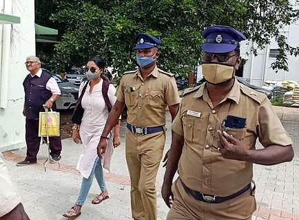 விசாரணைக்காக  ஸ்ரீபெரும்புதூா்  வருவாய்  கோட்டாட்சியா்  அலுவலகத்துக்கு  வந்த  நடிகை  சரண்யா.