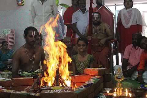 பெரியகுளத்தில் செவ்வாய்க்கிழமை நடைபெற்ற வராஹி மஹாயக்ஞ வேள்வியில் பங்கேற்ற ஸ்ரீ வில்லிபுத்தூா் சடகோப ராமானுஜ ஜீயா்.