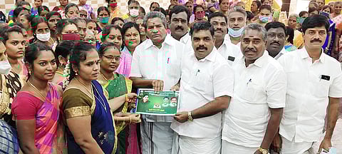 கூட்டத்தில்  மகளிா்  உறுப்பினா்களுக்கு  ஆலோசனைக்  கையேடுகளை  வழங்கிய  முன்னாள்  அமைச்சா் என். சுப்பிரமணியன்.