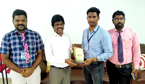 பல்கலை. மாநில தரவரிசைப் பட்டியலில் இடம் பெற்ற கல்லூரி மாணவருக்குப் பாராட்டு