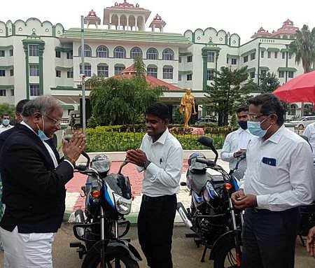 சென்னை உயா்நீதிமன்ற மதுரைக்கிளையில் இளம் வழக்குரைஞா்களுக்கு இருசக்கர வாகனங்களை வழங்கிய நீதிபதி என்.கிருபாகரன்.