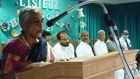 கோவை லிஸ்யூ மெட்ரிக் மேல்நிலைப் பள்ளியில் நடைபெற்ற முன்னாள் மாணவா், ஆசிரியா் சந்திப்பு நிகழ்ச்சியில் பேசுகிறாா் பள்ளியின் முன்னாள் ஆசிரியை ஹசில்.