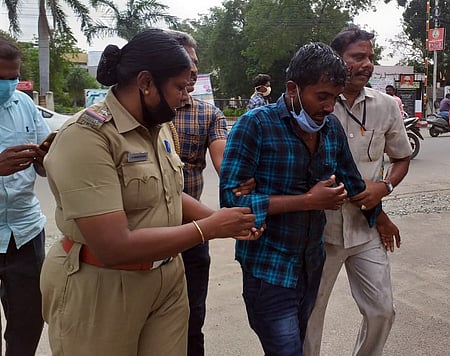 ஆட்சியரகம் முன்பு குடும்பத்துடன் விவசாயி தீக்குளிக்க முயற்சி