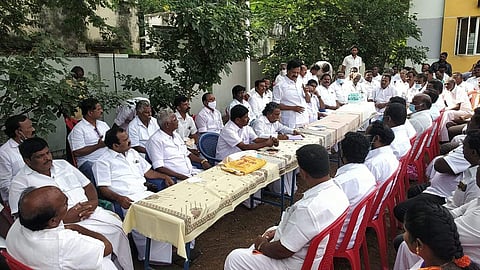 ஊத்தங்கரையில் அதிமுக நிர்வாகிகள் ஆலோசனைக் கூட்டம்