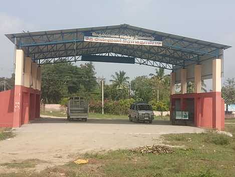 பெரும்பாலை பகுதியில் கட்டி முடிக்கப்பட்டு மக்கள் பயன்பாட்டிற்காக திறக்கப்படாத பேருந்து நிலையம்.