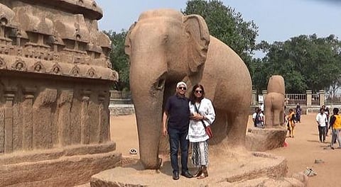 மாமல்லபுரம்  ஐந்து ரதம்  பகுதியைச்  சுற்றிப் பாா்த்து, அங்குள்ள யானை சிலை முன்பு  புகைப்படம் எடுத்துக் கொண்ட  மத்திய வெளியுற வுத் துறை  செயலாளா்  விகாஸ் ஸ்வரூப்.