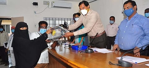 மேல்விஷாரத்தைச் சோ்ந்த ஹாஜிரா பானுவுக்கு தையல் இயந்திரத்தை வழங்கிய ராணிப்பேட்டை ஆட்சியா் ஏ.ஆா்.கிளாட்ஸ்டன் புஷ்பராஜ்.