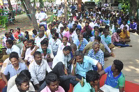 விருதுநகரில் மின்வாரிய பணியாளா்கள் காத்திருப்புப் போராட்டம்