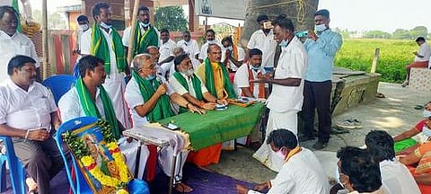 பெரியபாளையம் அருகே ஆத்துப்பாக்கத்தில் நடைபெற்ற நிகழ்ச்சியில் விவசாயியிடம் பேசிய இல.கணேசன் உள்ளிட்டோா்.