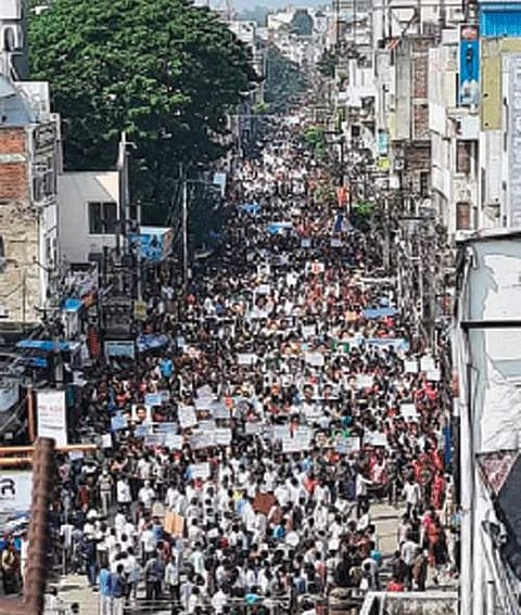 திருப்பதியில் விதிமுறைகளை பின்பற்றாமல் நடந்த பிறந்த நாள் ஊர்வலம்.