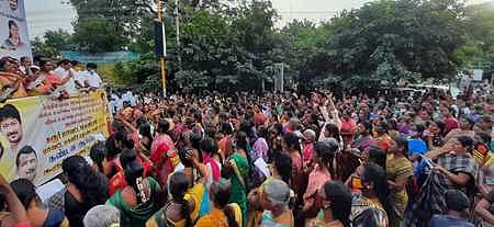 கரூரில் திமுக மகளிரணி ஆா்ப்பாட்டம்