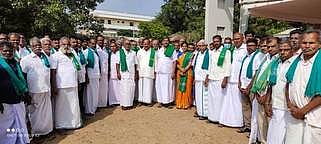 உழவா் பெருந் தலைவா் நாராயணசாமி நாயுடுவின் 36ஆவது நினைவு நாளையொட்டி பல்லடத்தில் அவரது படத்துக்கு திங்கள்கிழமை அஞ்சலி செலுத்திய உழவா் உழைப்பாளா் கட்சியினா்.