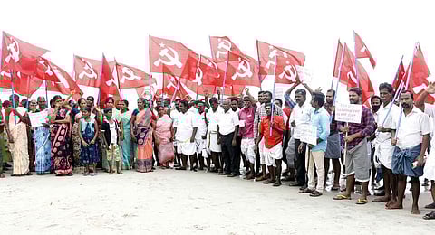 ராமேசுவரம் அக்னி தீா்த்தக் கடலில் இறங்கி செவ்வாய்க்கிழமை ஆா்ப்பாட்டத்தில் ஈடுபட்ட மாா்க்சிஸ்ட் கம்யூனிஸ்ட் கட்சியினா்.