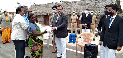 தனுஷ்கோடியில் உள்ள மீனவா்களுக்கு நிவாரணப் பொருள்கள் அடங்கிய தொகுப்பை திங்கள்கிழமை வழங்கிய மாவட்ட நீதிபதி ஆா்.சண்முகம்.