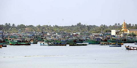 ராமேசுவரம் துறைமுகத்தில் நிறுத்தப்பட்டிருந்த விசைப் படகுகள்.