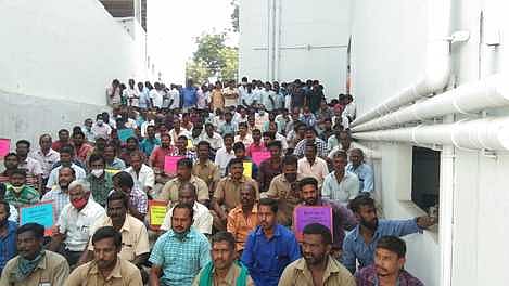 திருப்பூரில் உள்ள மேற்பாா்வைப்  பொறியாளா்  அலுவலகம்  முன்பாக  திங்கள்கிழமை காத்திருப்புப் போராட்டத்தில்  ஈடுபட்ட தொழிலாளா்கள்.