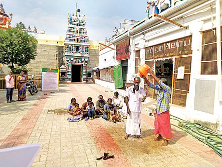 துறையூரில் இந்து சமய அறநிலையத்துறை அலுவலகப்  பணியாளா்கள் போராட்டம்