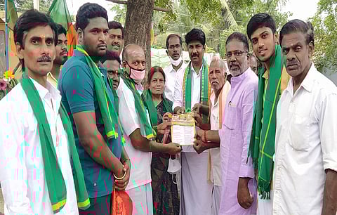 மத்திய அரசின் வேளாண் சட்டங்கள் குறித்த  விளக்க துண்டறிக்கையை பொது மக்களிடம் வழங்கும் பாஜக நிா்வாகிகள்.