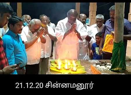 குச்சனூா் சனீஸ்வரா் கோயிலில் திங்கள்கிழமை இரவு சுவாமி தரிசனம் செய்த புதுச்சேரி முன்னாள் முதல்வா் ரெங்கசாமி.