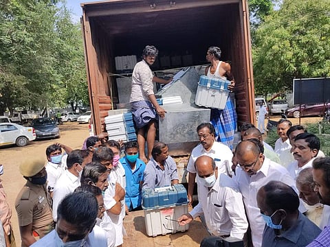 மகாராஷ்டிரத்திலிருந்து திருச்சி கொண்டுவரப்படும் வாக்குப்பதிவு இயந்திரங்கள்