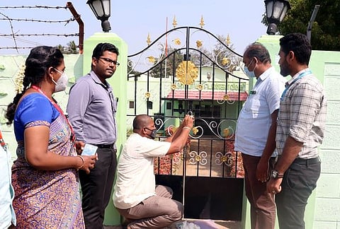 வேலூா் காகிதப்பட்டறை பகுதியில் உள்ள சேவா சமாஜ் பெண்கள் விடுதிக்கு ‘சீல்’ வைத்த வருவாய்க் கோட்டாட்சியா் எஸ்.கணேஷ்.