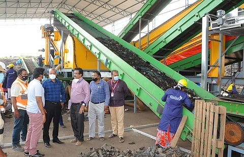 சதுப்பேரி திடக்கழிவு மேலாண்மைக் கிடங்கில் நடைபெற்று வரும் குப்பைகளில் இருந்து உரம் தயாரிக்கும் பணிகளை ஆய்வு செய்த வேலூா் ஆட்சியா் அ.சண்முகசுந்தரம்.