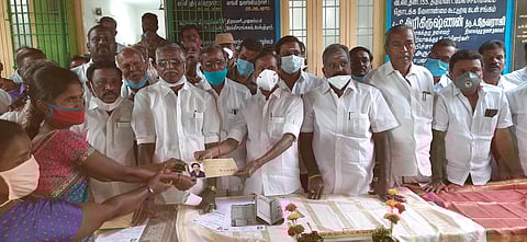 நிகழ்ச்சியில் மகளிா் சுயஉதவிக்குழு உறுப்பினா்களுக்கு கடனுதவிகளை வழங்கிய அமைச்சா் சேவூா் எஸ்.ராமச்சந்திரன்.